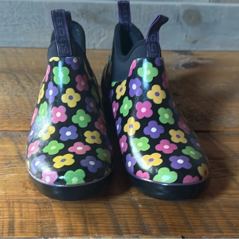Bogs Mattie Posie rain booties Size 6 Black with multicolor floral print Size 6